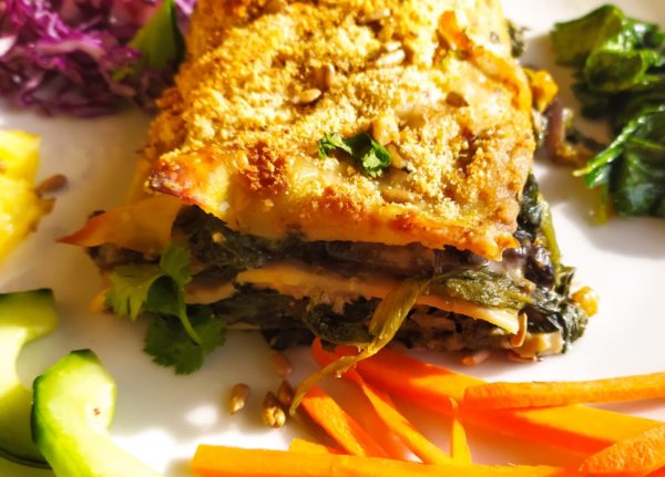 Lasagne végétalienne aux épinards et champignons, légumes sautés, salade mixte de saison, pickles
