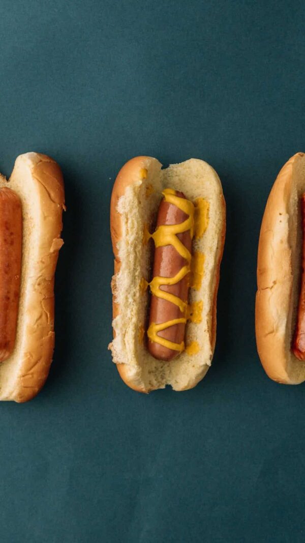 Perro vegano en pan, con patata paja