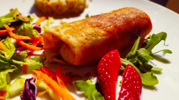 Crepas chinas, arroz integral con ajonjolí, ensalada mixta de temporada, encurtidos de la casa