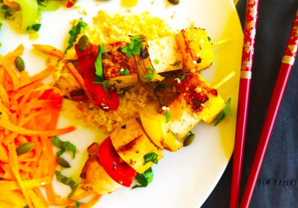 Brochette de champignons et d'ananas aux légumes variés, riz brun aux graines de sésame, légumes cuits à la vapeur, salade mixte de saison, pickles maison - Image 2