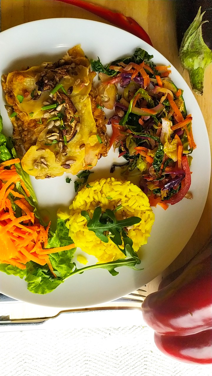 Moussaka de beringela com arroz malandro, salada mista com fruta da época e pickles da casa