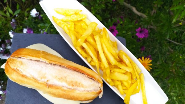 Chien végétalien en pain, avec paille de pomme de terre