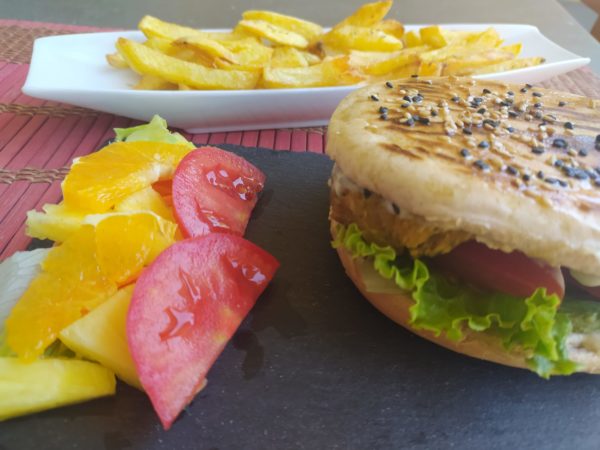 Burger de lentilles végétalien fait à la main avec chutney de saison en bolo de caco, frites maison, salade mixte de saison, pickles maison - Image 3