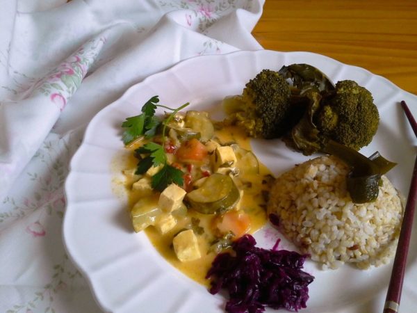Tofu moqueca, céréale du jour, salade mixte de saison, pickles maison au vinaigre de riz