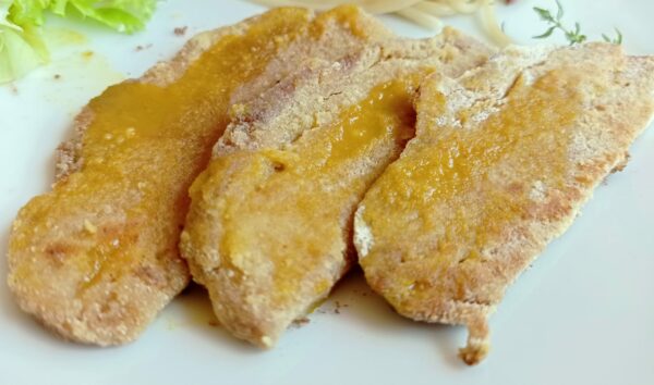Buñuelos de seitán marinados, ensaladilla rusa con mahonesa vegana, ensalada mixta de temporada, encurtidos de la casa