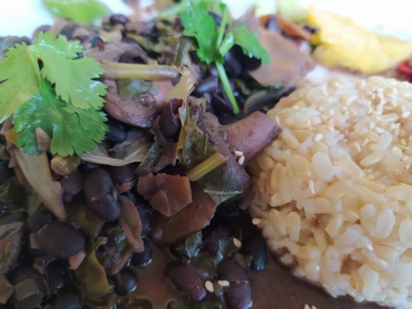 Feijoada negra con hongos paris, arroz integral con ajonjolí, ensalada mixta de temporada, encurtidos de la casa
