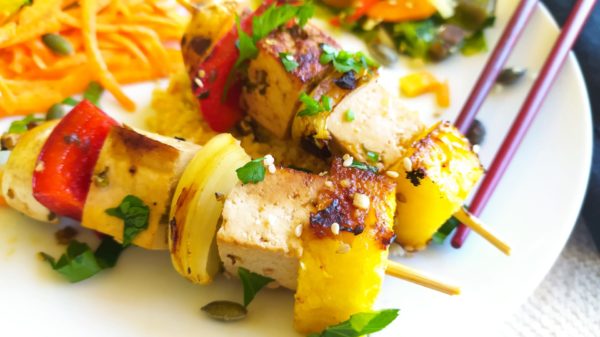 Brocheta mixta de tofu con frutas, arroz malandro con grelos, verduras al vapor, ensalada mixta de temporada, encurtidos de la casa - Image 3