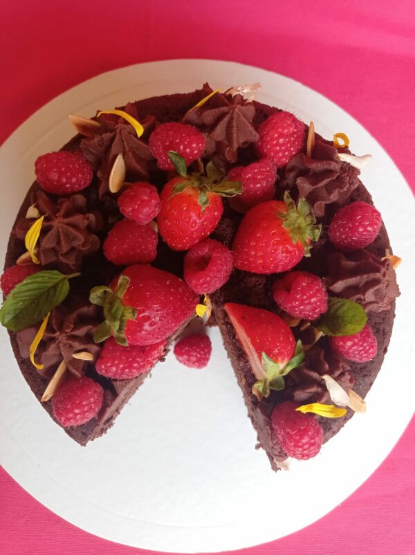 Bolo de chocolate com frutos vermelhos Vegan e artesanal - Image 4
