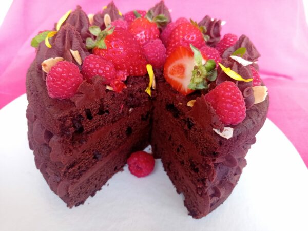 Bolo de chocolate com frutos vermelhos Vegan e artesanal - Image 2