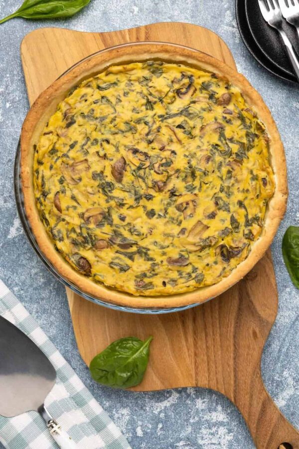 Quiche végétalienne aux poireaux et graines de tournesol, riz brun aux graines de sésame, kale, salade mixte de saison, pickles maison