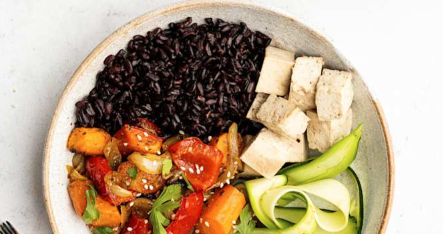 Assado de tofu e legumes c/alecrim, arroz preto, Salada mista da época, pickles